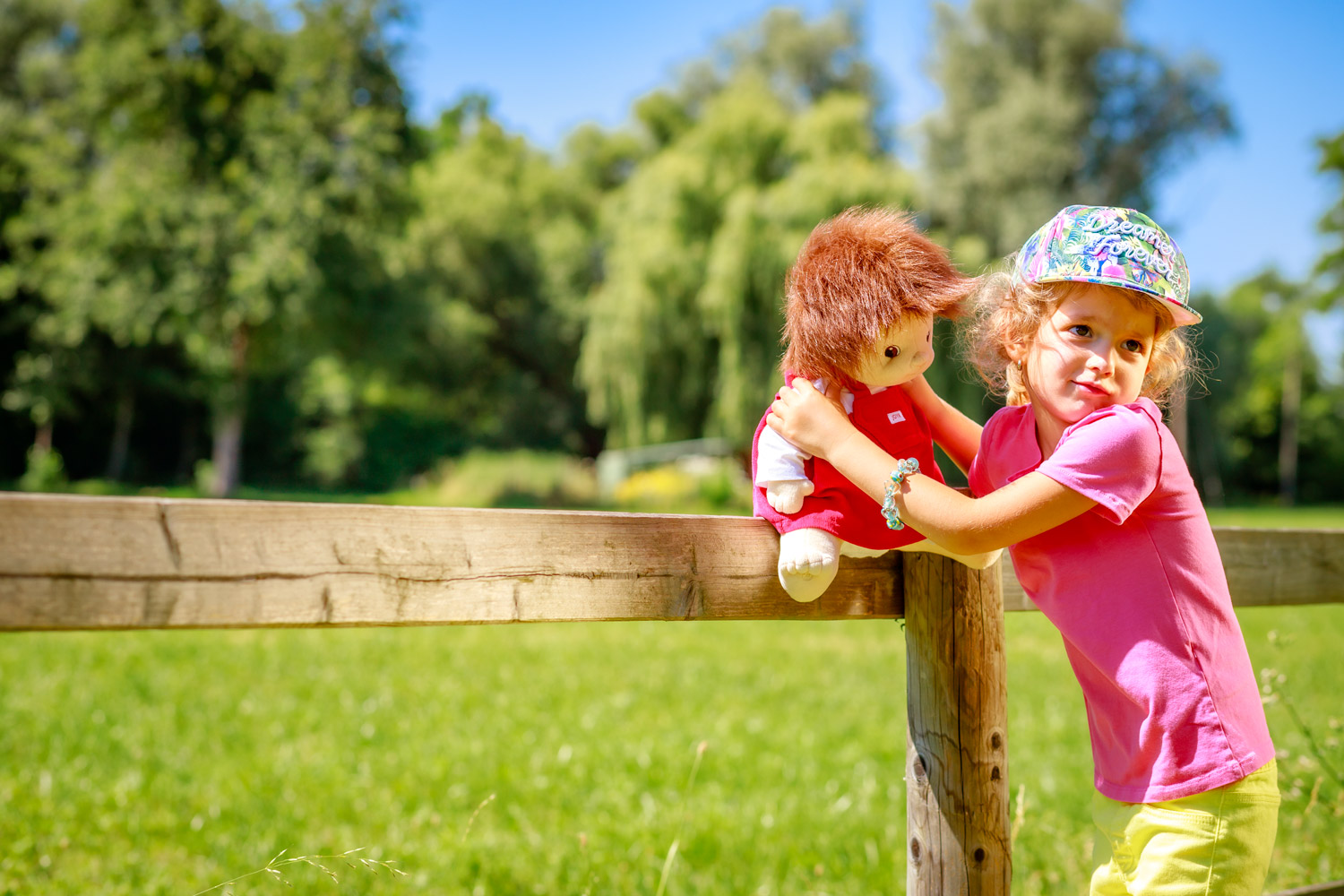 JOYK Puppe Sara Kind in der Natur mit JOYK Puppe Sara