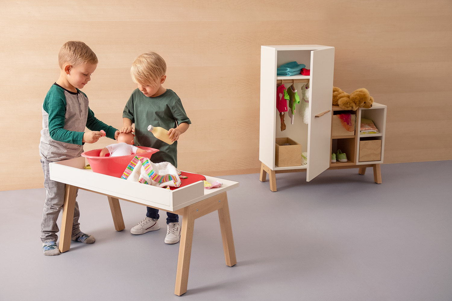 Rollenspielmöbel Kinder im Rollenspiel mit einer Puppe