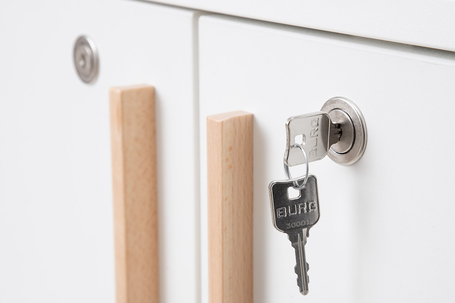 Regal groß, extratief mit 2 Türen und Fachboden, Breite 80 cm Regal groß, extratief mit 2 Türen und Fachboden, Breite 80 cm