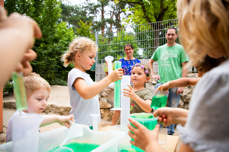 Kinder experimentieren mit der Wasserwerkstatt