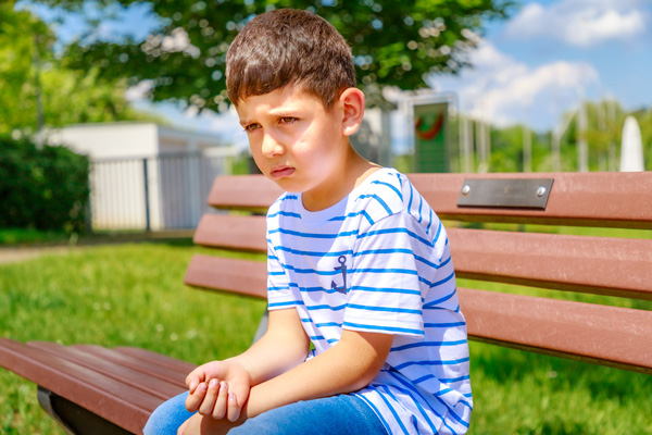 Konflikte Kind nach Konflikt alleine auf der Bank