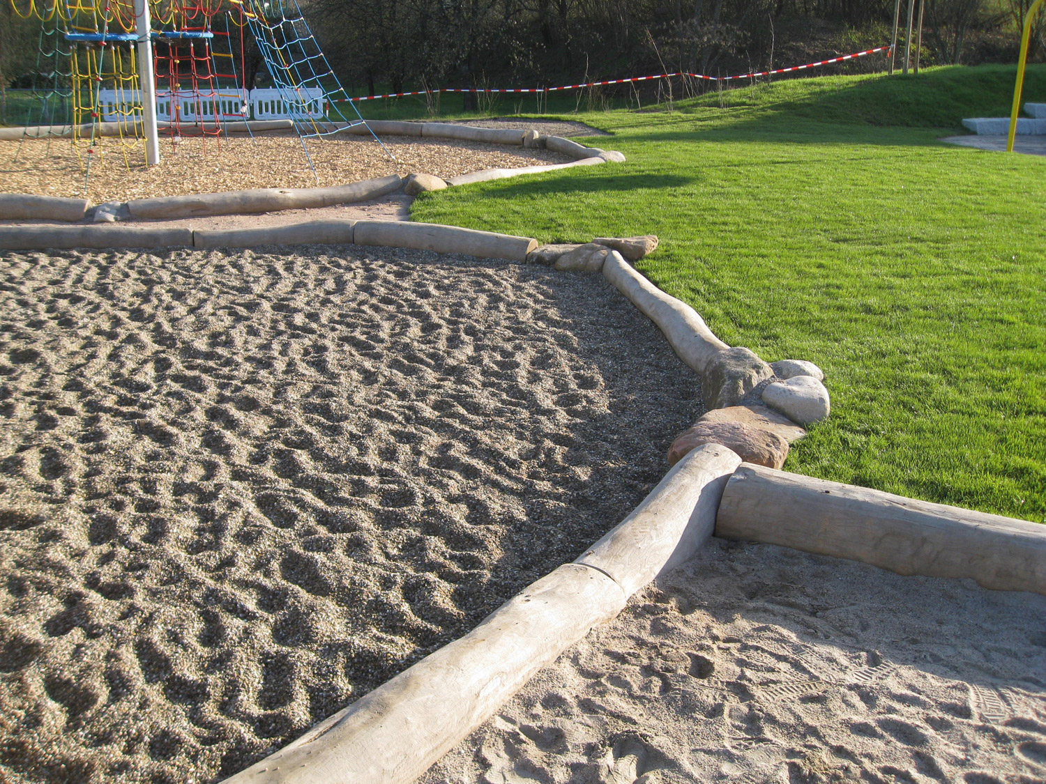 Robinien-Umrandungsstämme dünn Robinien-Umrandungsstämme dünn