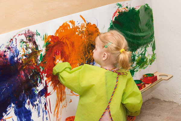 Malwand Kind an der Malwand