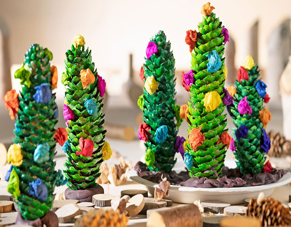 Tannenzapfen basteln Bunte Tannenzapfen mit Schmuck