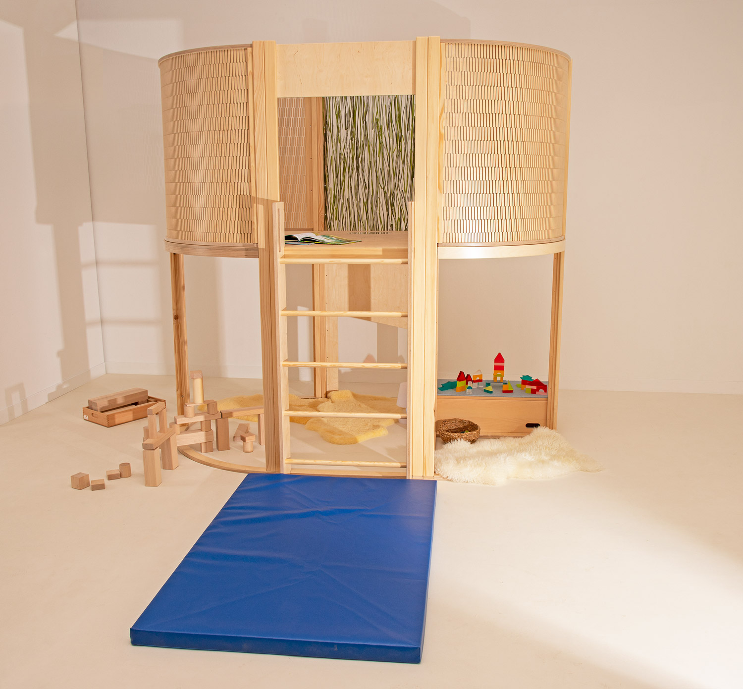 Nest Mittel mit Leiter Nest Mittel mit Leiter