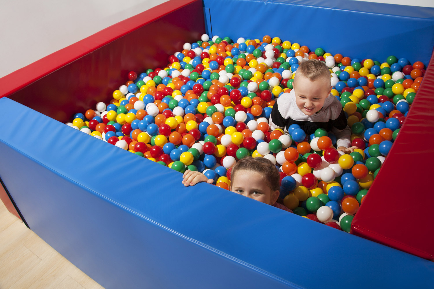 Großes Ballbecken
