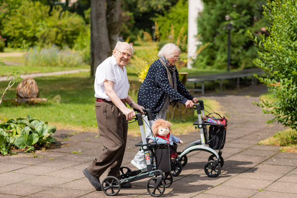 Empathiepuppen Senioren spazieren mit der Puppe
