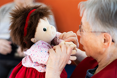 JOYK Puppe Therapiepuppe im Einsatz bei Demenzerkrankten