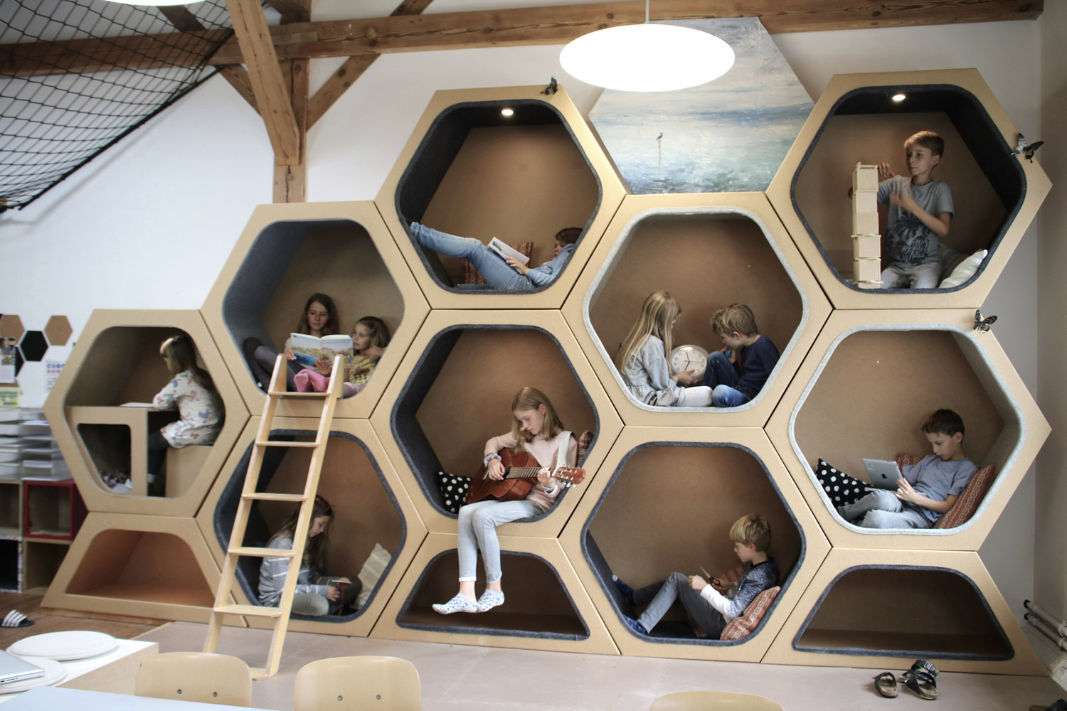 Lernwabe bei Dusyma Kinder entspannen in der Wand aus Lernwaben