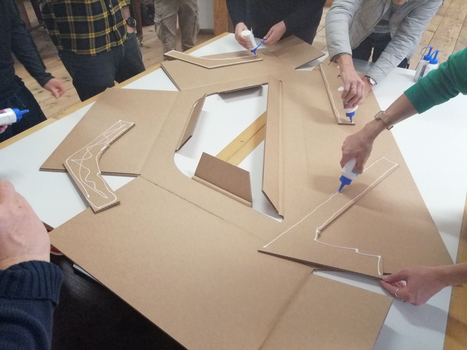 Lernwabe bei Dusyma Kinder kleben einzelne Teile der Lernwabe zusammen