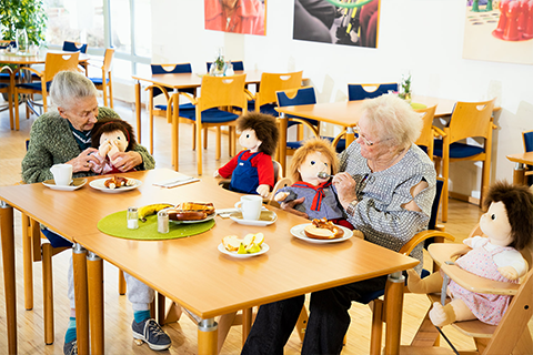 JOYK Puppen bei Kaffee und Kuchen mit Senioren