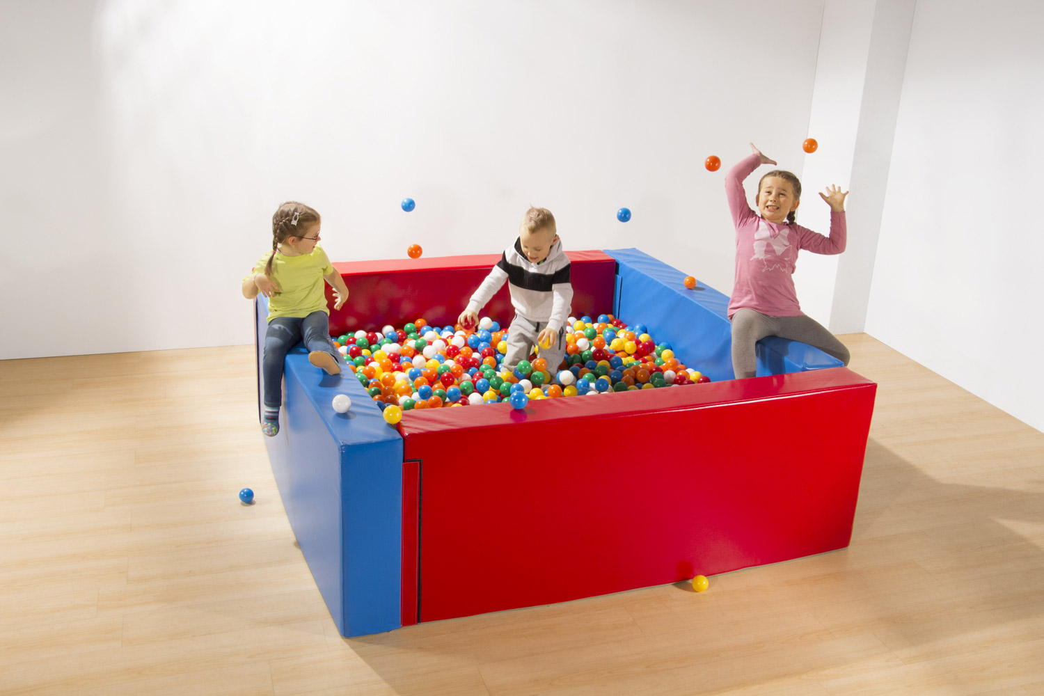 Großes Ballbecken