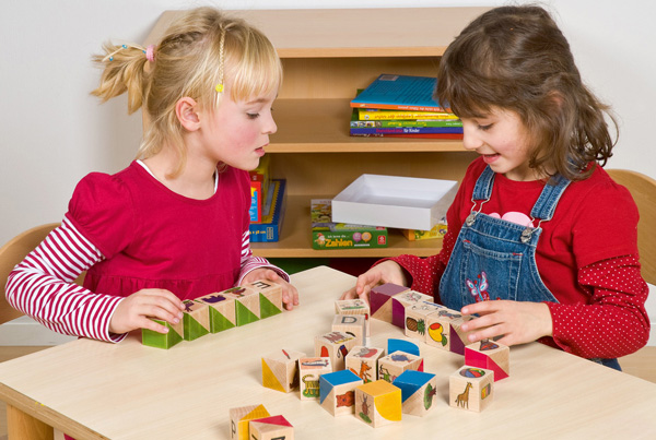 Anlautwürfel Schülerinnen üben mit Anlautwürfel