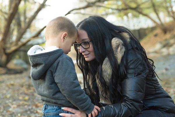 Mitgefühl Kind lässt sich nach Konflikt trösten