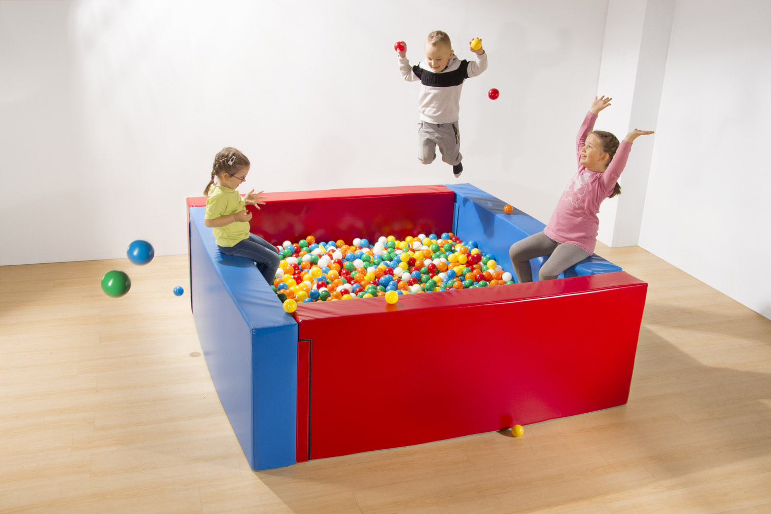 Großes Ballbecken