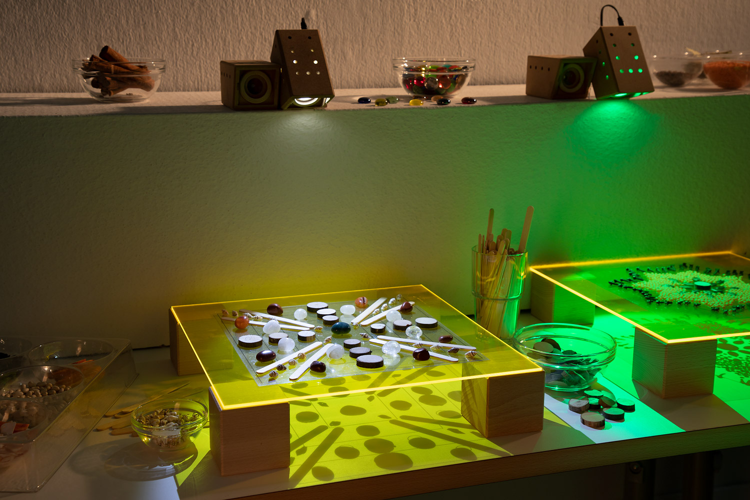 Lichtplatte Leuchtende Muster mit kreativem Dekomaterial