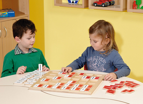 Kinder spielen die verflixte 7