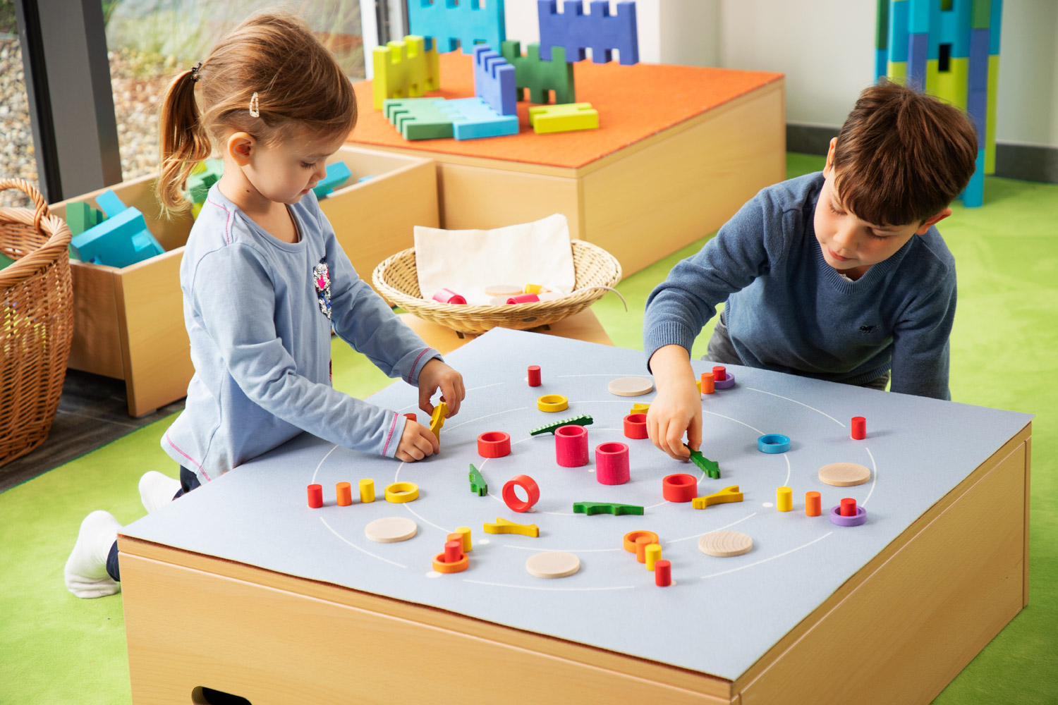 Spielteppich Mandala Kinder spielen mit dem Mandala Legematerial