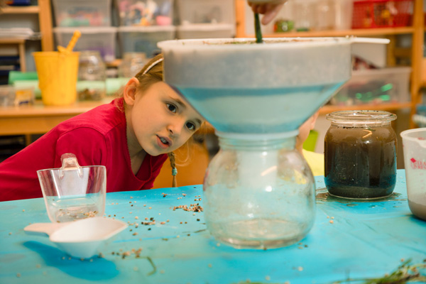 Wasser filtern in der Grundschule