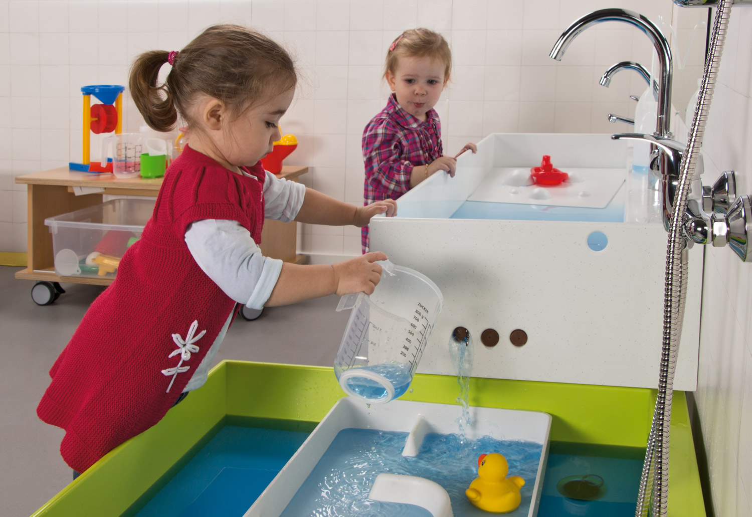 Waschraum Kinder spielen im Waschraum