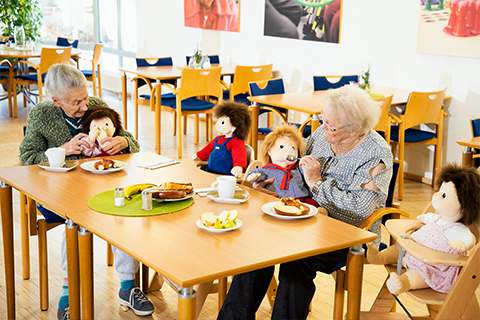 JOYK Puppen leisten bei Kaffee und Kuchen Gesellschaft