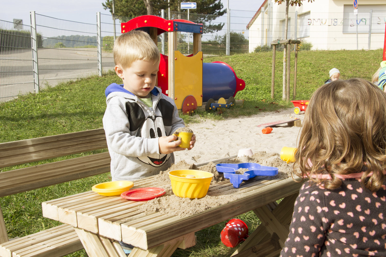 Kleinkindertischgruppe Kleinkinderbank mit Lehne Elmas
