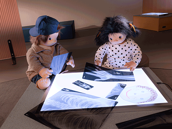 Emelies Welt Welttag der Röntgenstrahlung Emelie und Johann beim Anschauen von Rötgenbildern