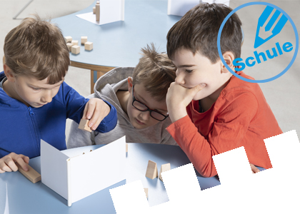 zu den Dusyma Schulmöbeln Schüler spielen mit dem Schattenbauspiel