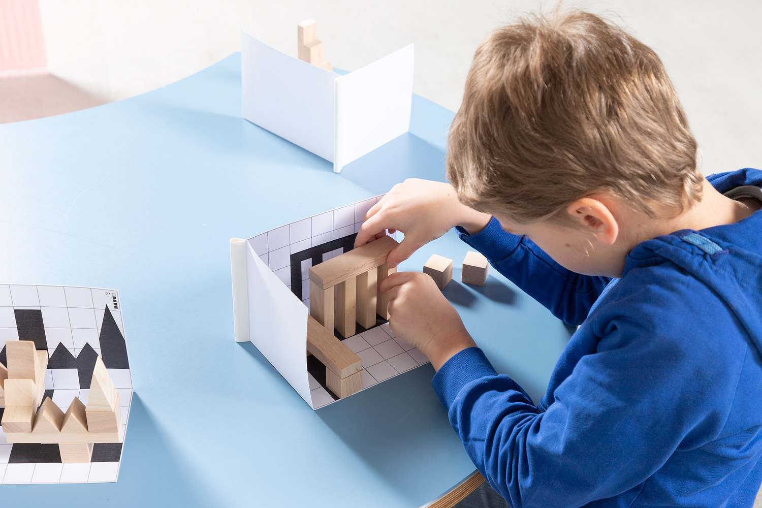 Schattenbauspiel Kind spielt mit Schattenbauspiel