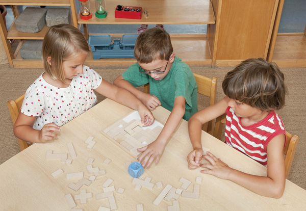 Wilder Würfel Schüler spielen mit dem wilden Würfel