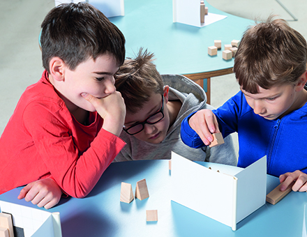 Dusyma Schule Schüler spielen mit Schattenbauspiel