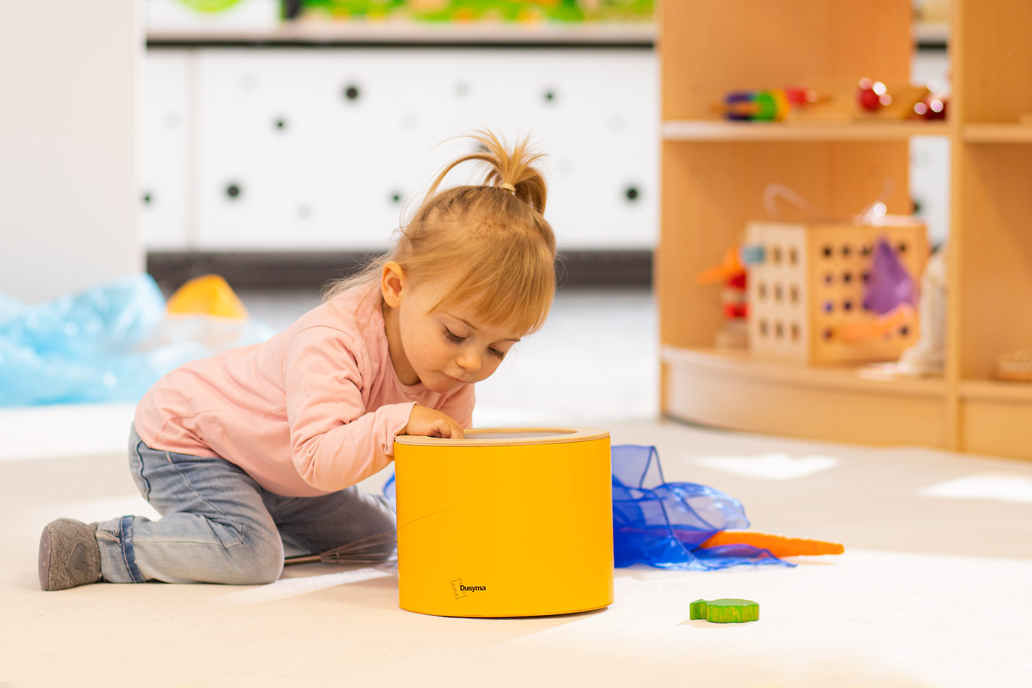 Zauberdose Kind erkundet mit allen Sinnen die Zauberdose