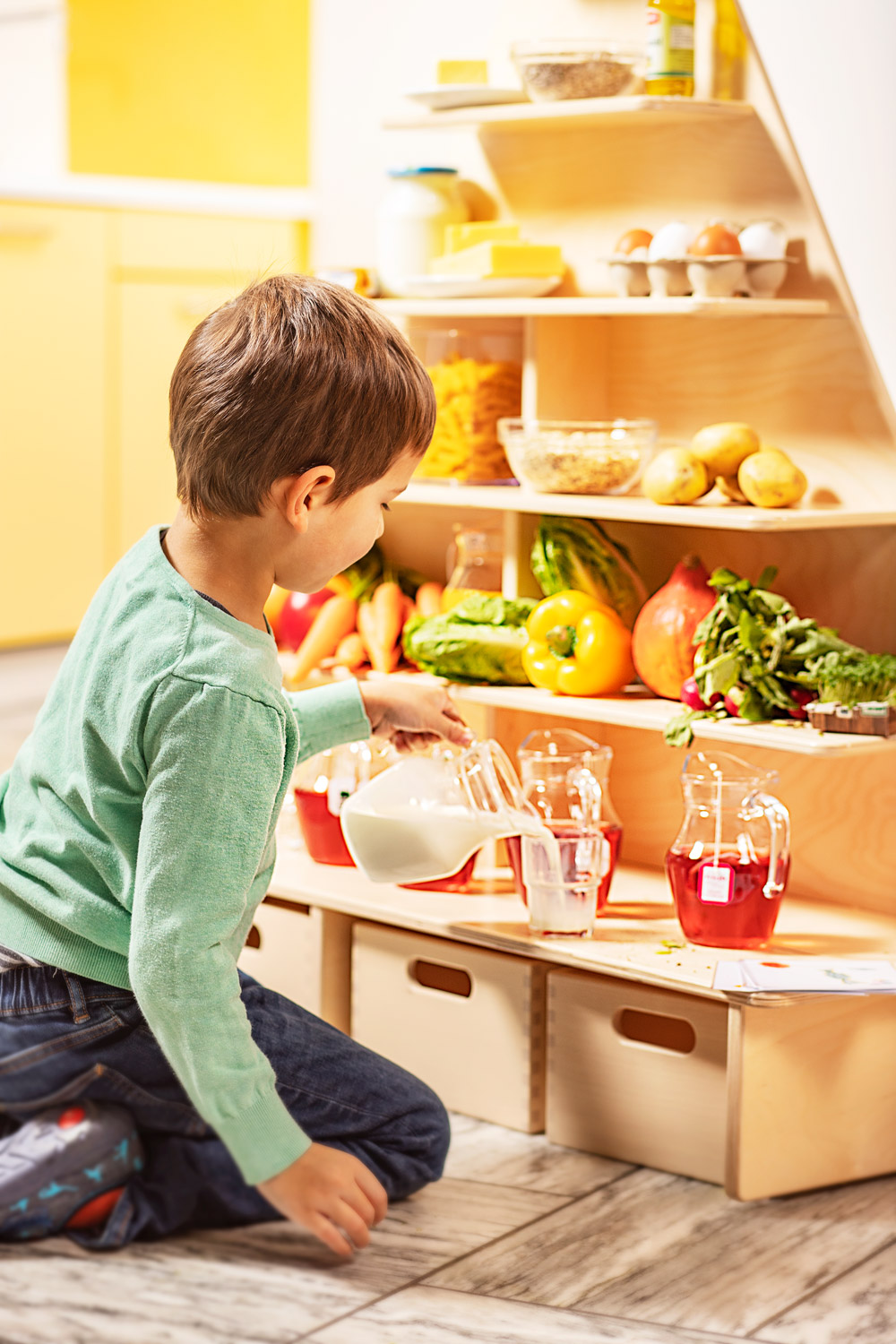 Ernährungspyramide Kind an der Ernährungspyramide