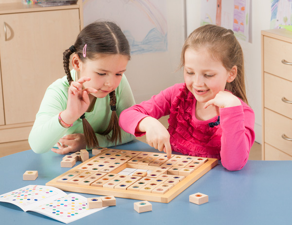 Sudoky Schülerinnen spielen Sudoky