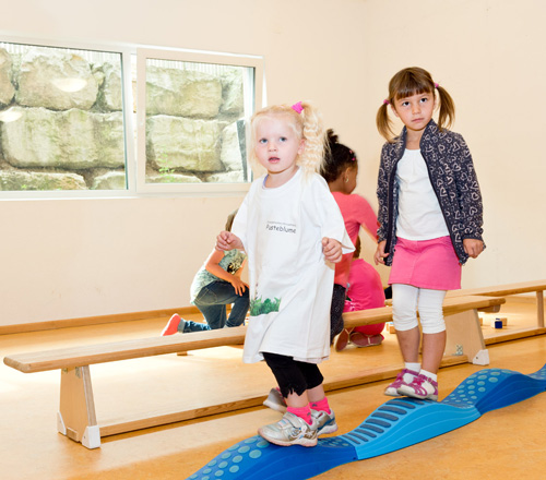 Kinder balancieren über Regenbogenweg