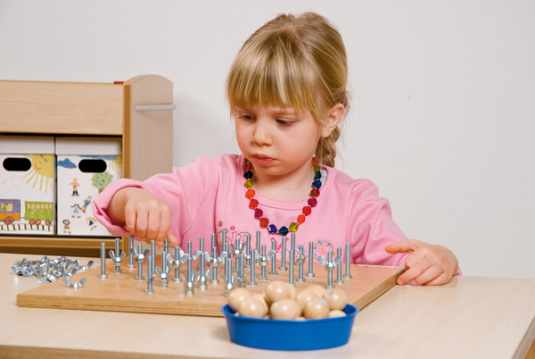 Schrauben-Solitär Kind spielt mit Schrauben-Solitär