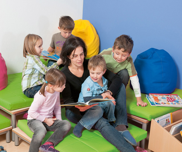 Gewaltfreie Kita Erzieherin liest Kindern vor