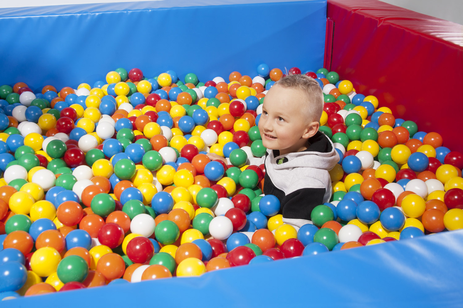 Großes Ballbecken