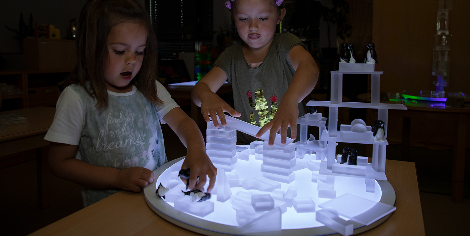 Lumi-Lichtbausteine Kinder bauen eine Lichterstadt mit Lumi-Lichtbausteinen