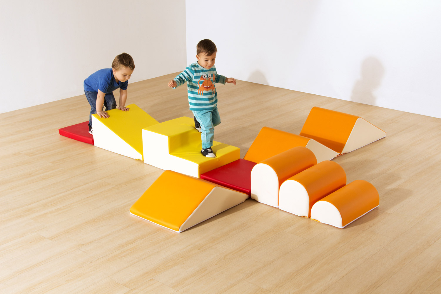 Bewegungslandschaften Kinder balancieren über Bewegungslandschaften