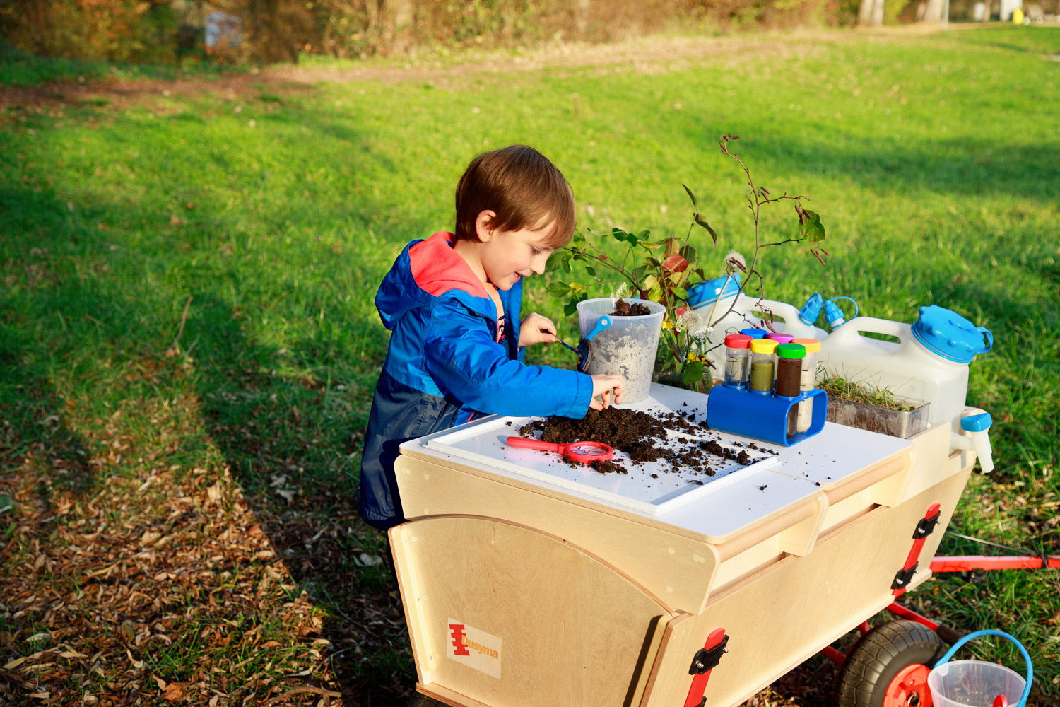 Forschermobil Kind untersucht Erde auf dem Forschermobil