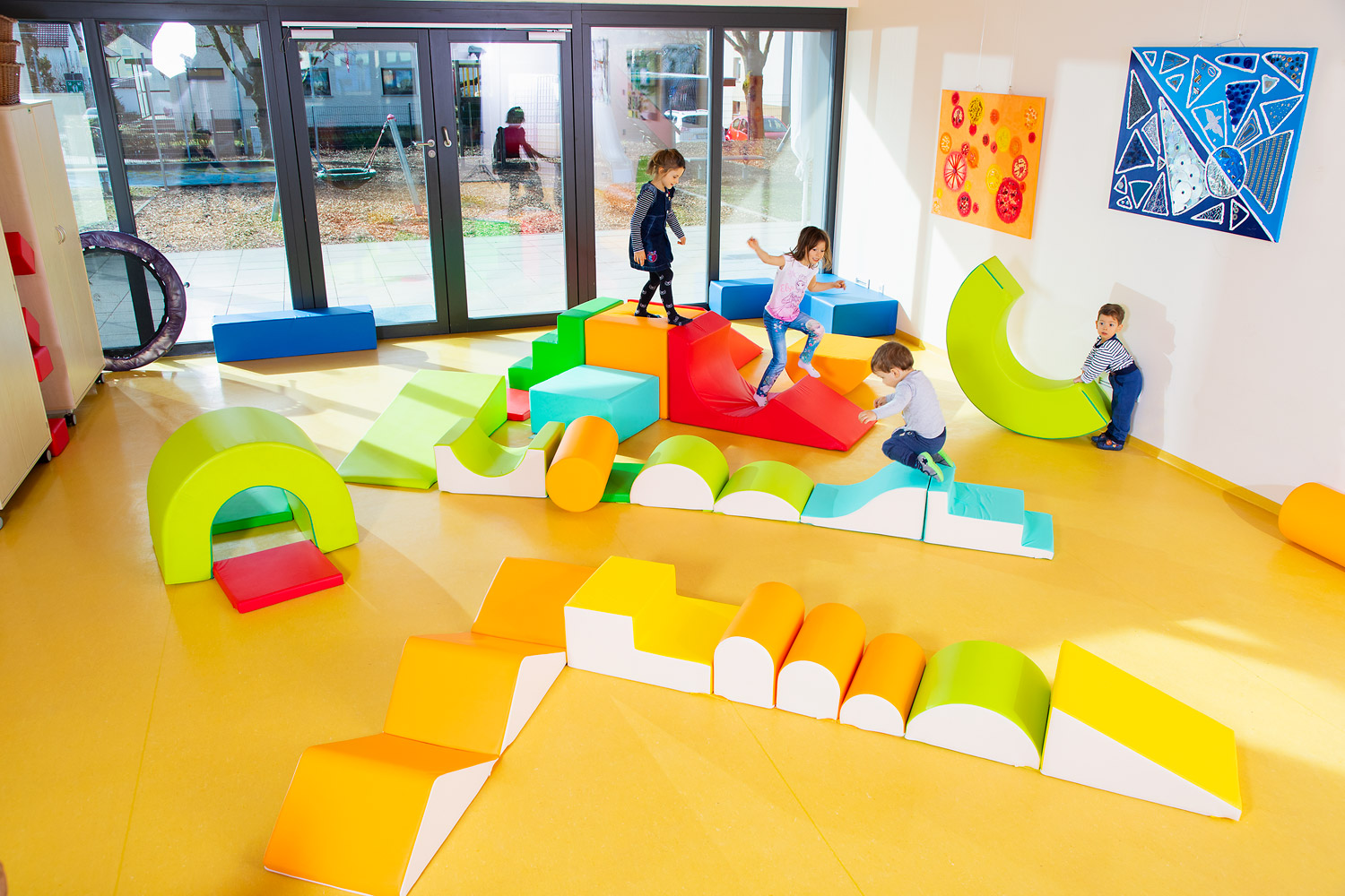 Bewegungslandschaften Kinder rennen und hüpfen über Bewegungslandschaften