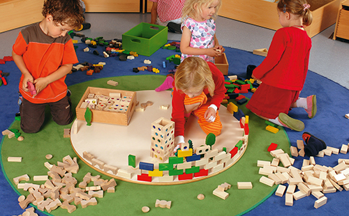 Kinder spielen mit Bausteinen