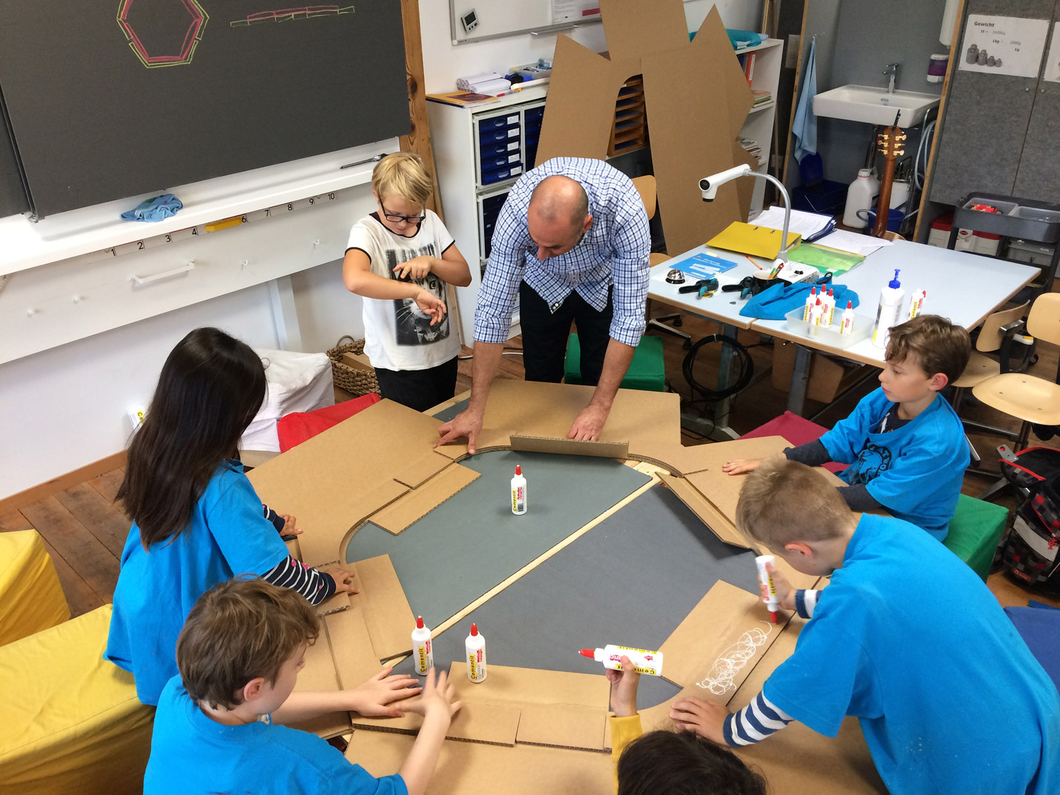 Lernwabe bei Dusyma Klasse bastelt gemeinsam die Lernwabe zusammen