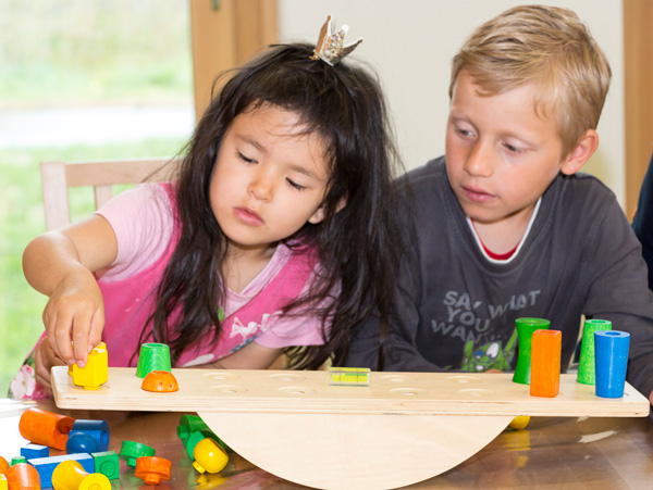 Kinder entdecken physikalische Gesetze