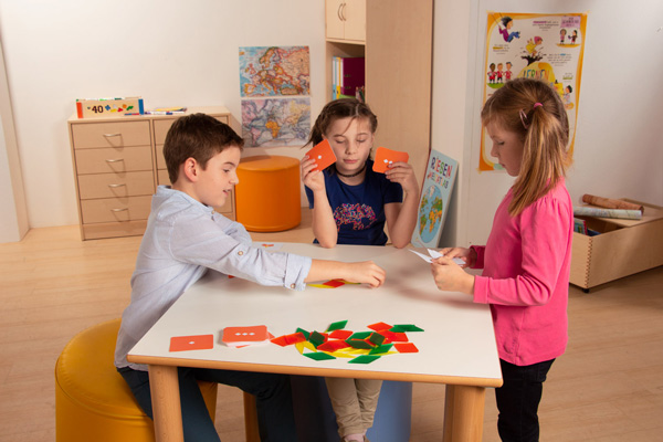 Patterni Schüler spielen Patterni in der Grundschule