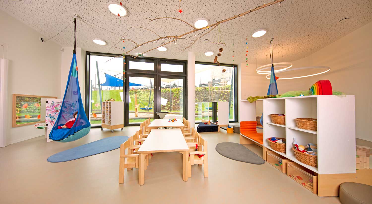 Krippenraum Eingerichteter Krippenraum mit Tischen und Regalen