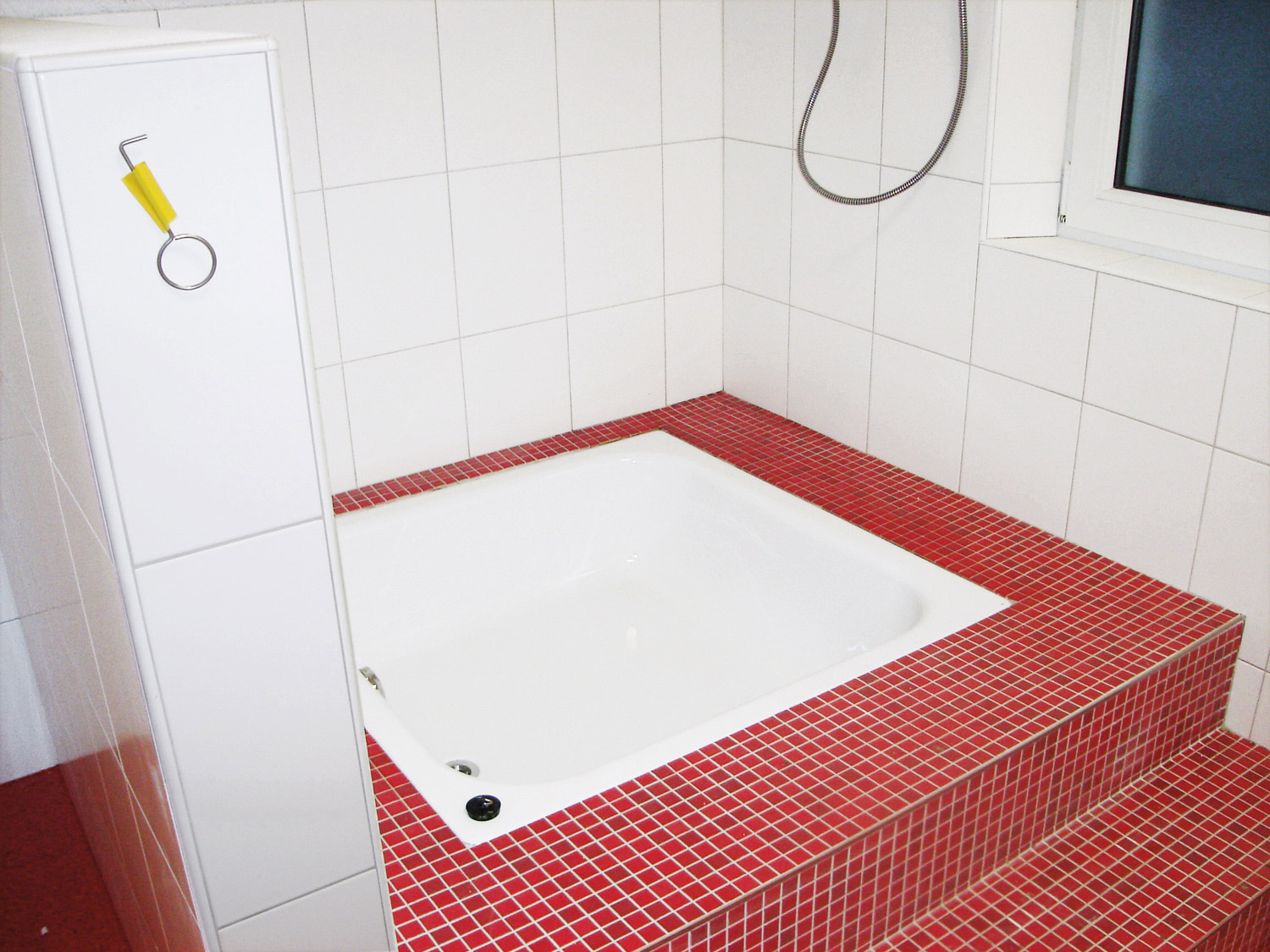 Dusche im Boden eingelassene Duschtasse für die Kita