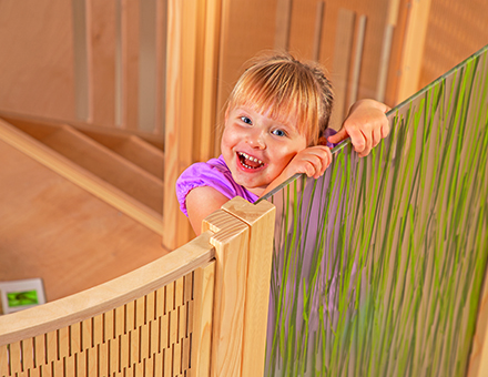 Dusyma Kindergartenmöbel Kind spielt im Dusyma Traumhaus