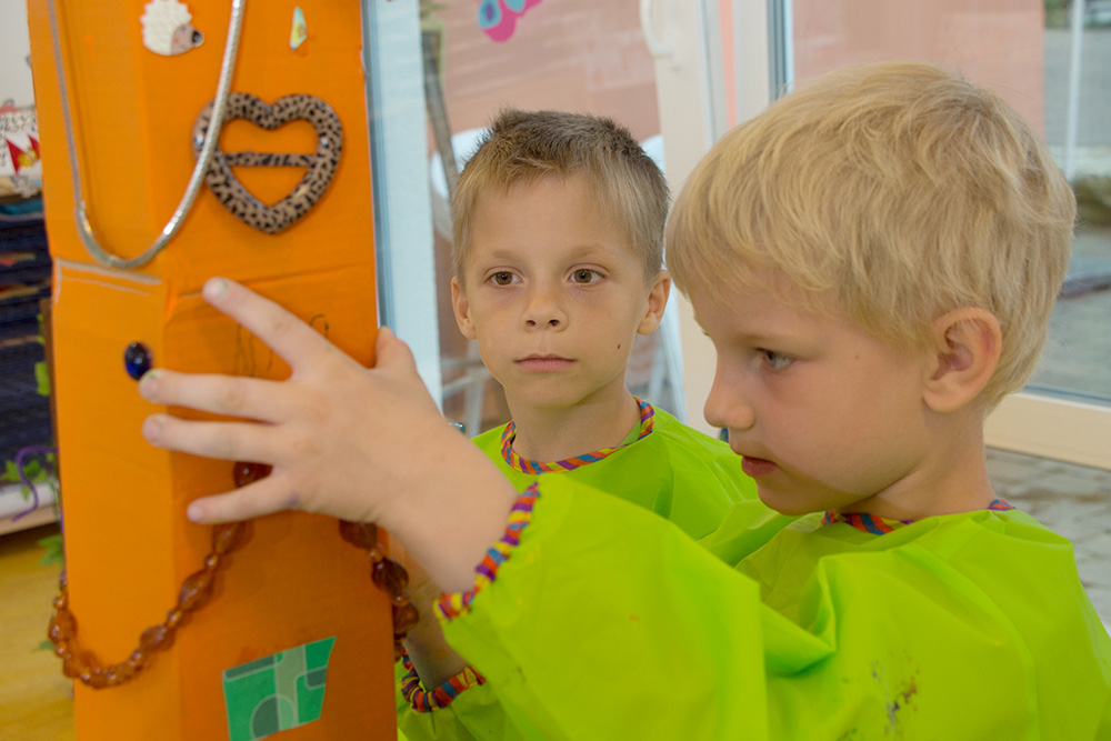 Projekt Hundertwasser Zwei Jungs bauen zwei Elemente aufeinander.